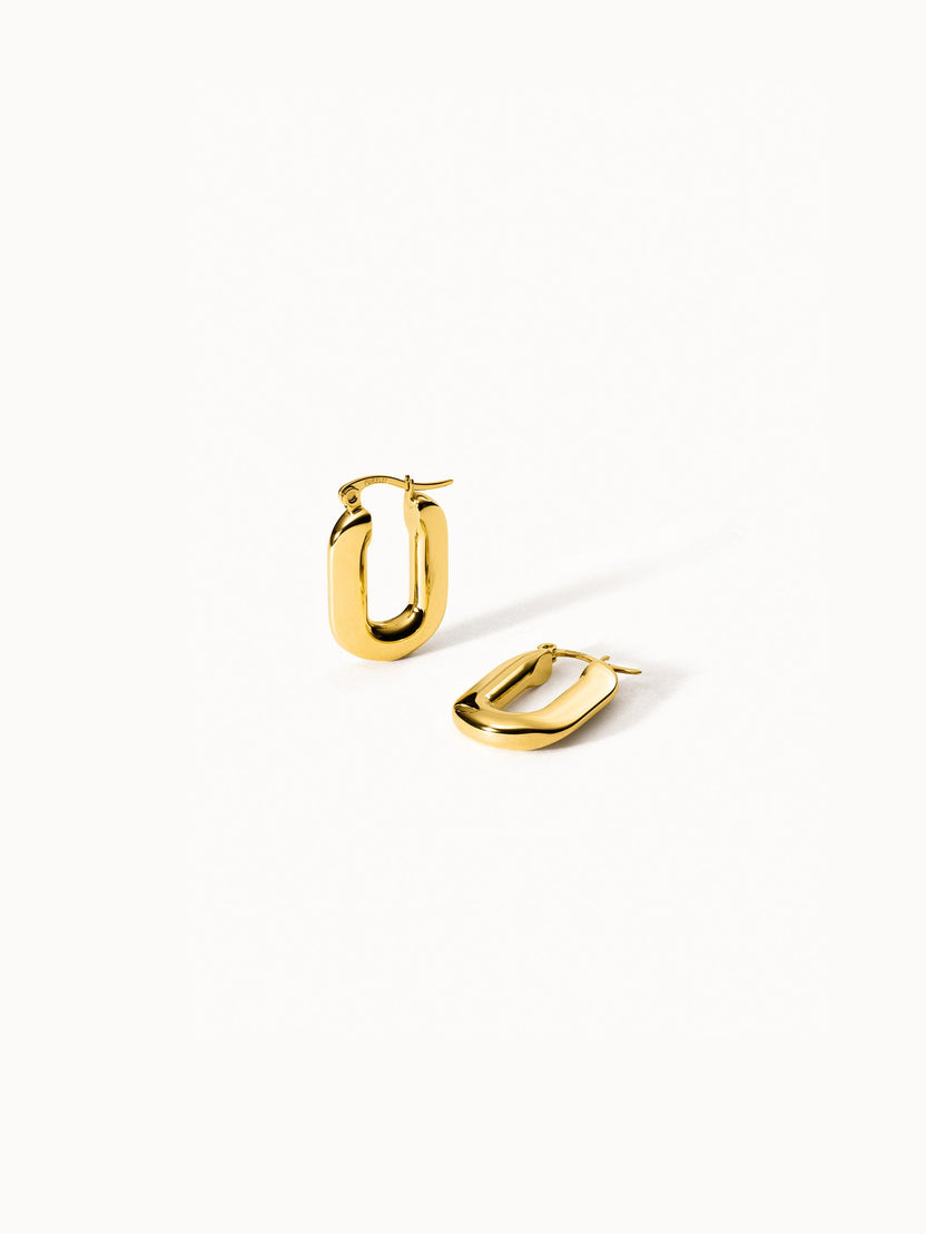Goldene Creolen von PURELEI mit modernem Design und glänzender Oberfläche.