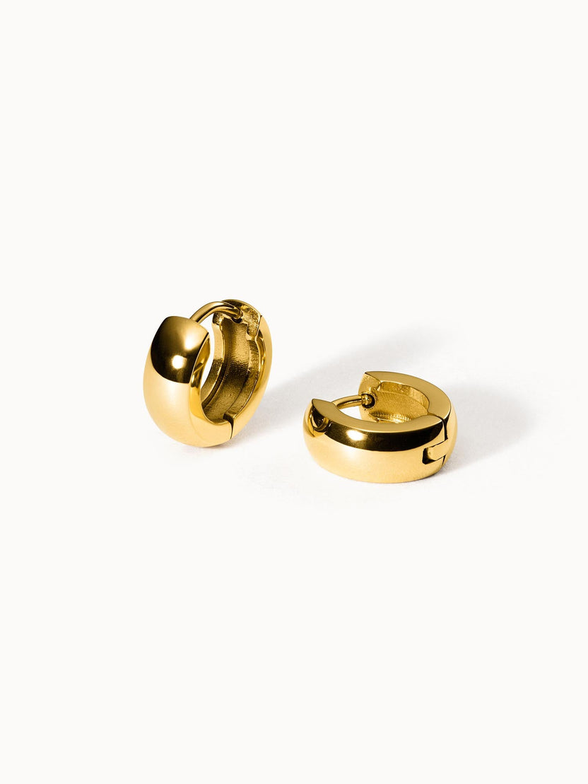 Goldene Creolen von PURELEI mit glänzender Oberfläche, elegant und modern.