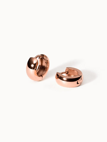 Roségoldene Creolen von PURELEI mit elegantem, geschwungenem Design.
