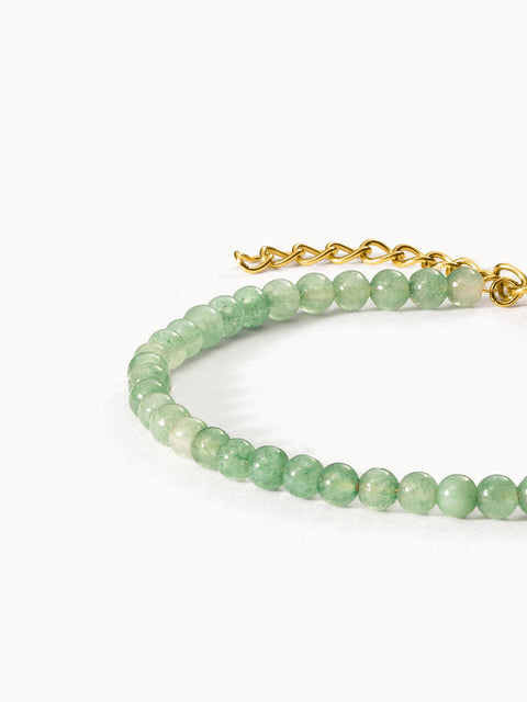 Aventurine Armband mit goldfarbenem Edelstahlverschluss, zarte grüne Perlen, PURELEI, stilvoll und feminin.