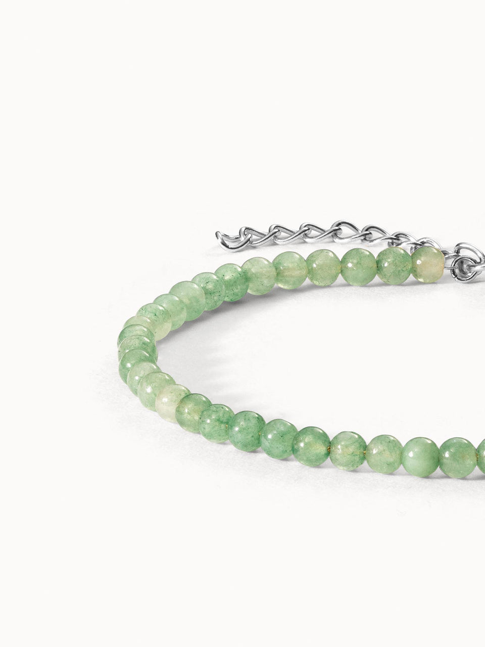 PURELEI Aventurine Armband mit grünen Edelsteinperlen, nickelfrei, elegant und natürlich am weißen Hintergrund.