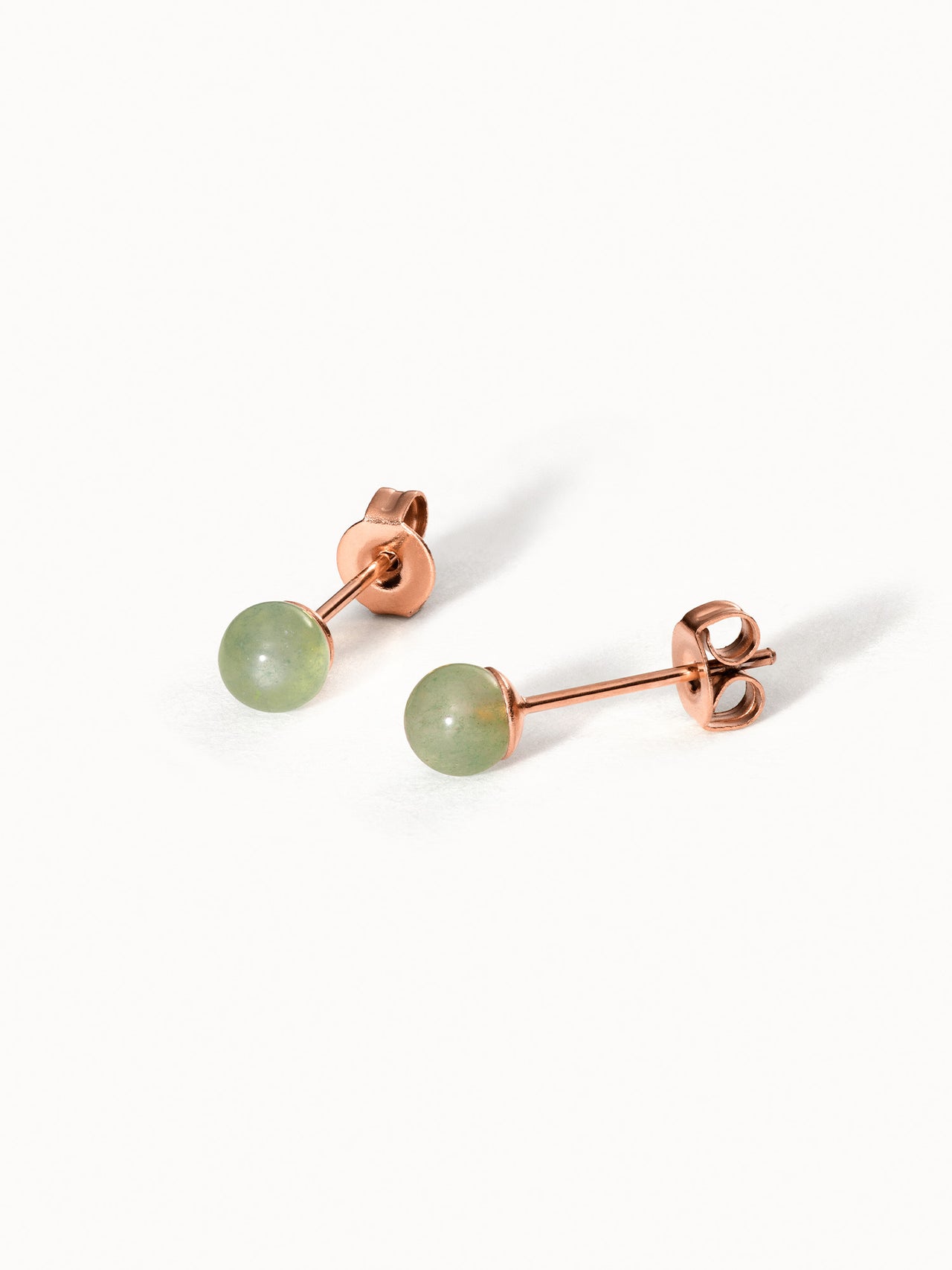 Aventurine Ohrringe von PURELEI mit roségoldenem Edelstahl und zarten grünen Perlen, elegant und natürlich.