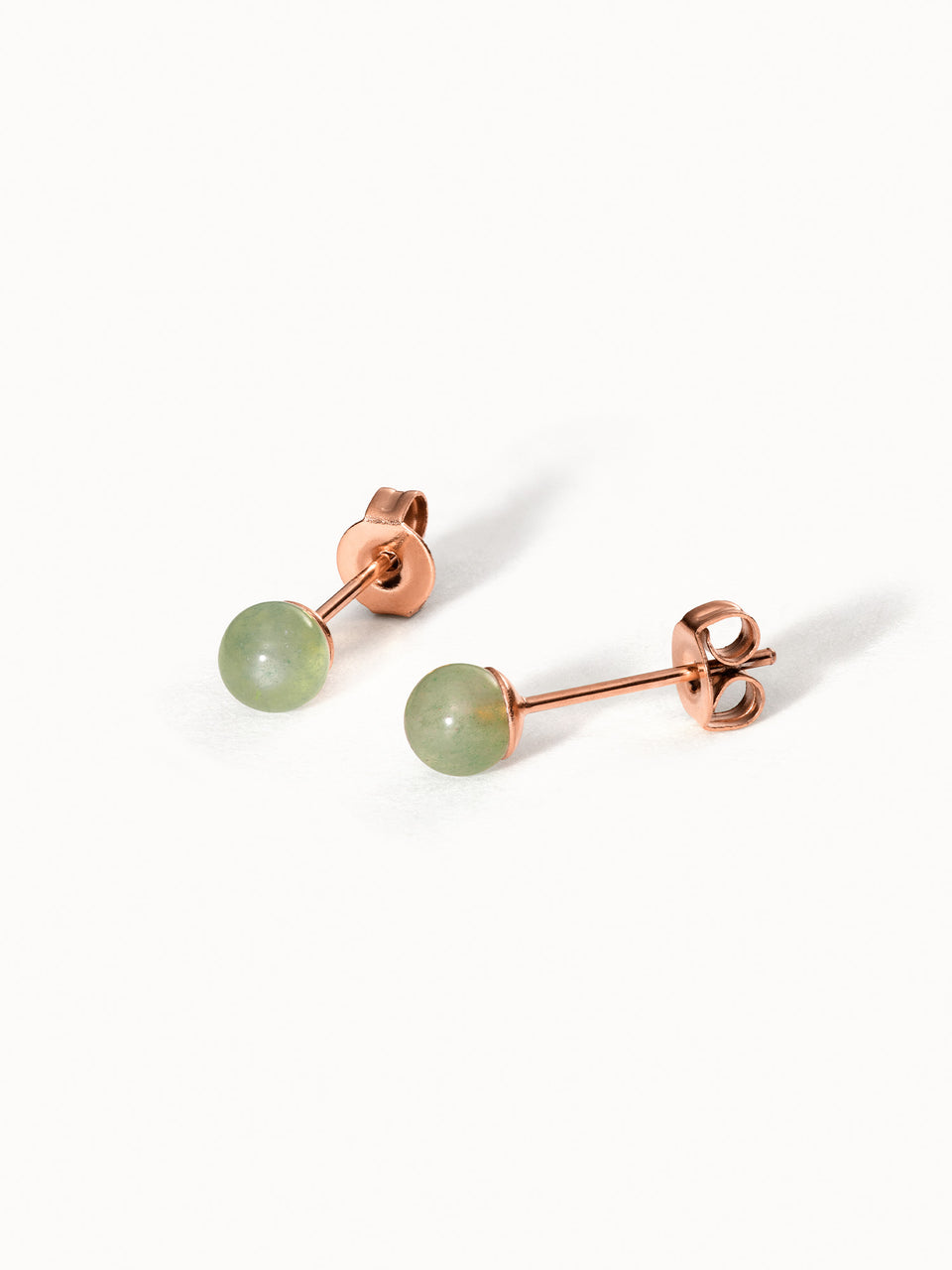 Aventurine Ohrringe von PURELEI mit roségoldenem Edelstahl und zarten grünen Perlen, elegant und natürlich.