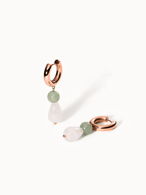 Roségoldene Creolen mit grünen und weißen Steinen von PURELEI, elegant und feminin.