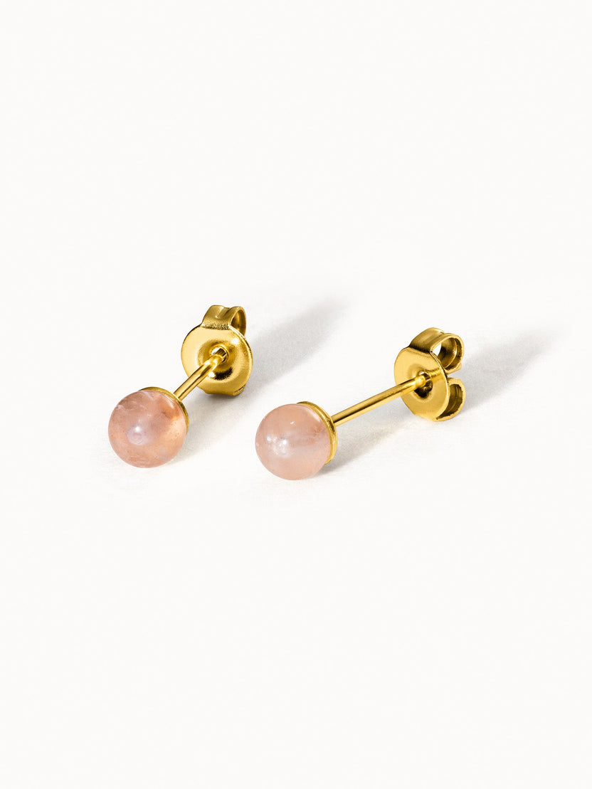 Goldene Ohrringe mit rosa Quarz, elegant und feminin, von PURELEI.