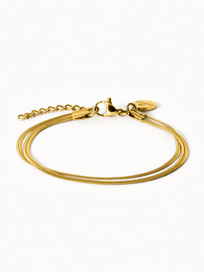 Goldenes Armband mit feinen Kettensträngen, elegant und modern, von PURELEI.