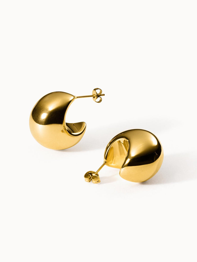 Goldene Creolen von PURELEI mit glänzender Oberfläche, elegant und modern.