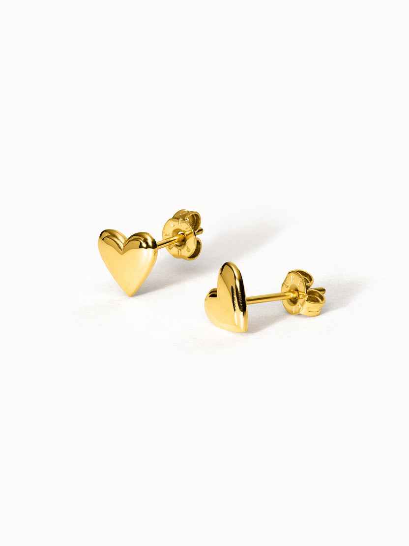Goldene Herz-Ohrringe von PURELEI, glänzend und verspielt, für einen femininen Look.