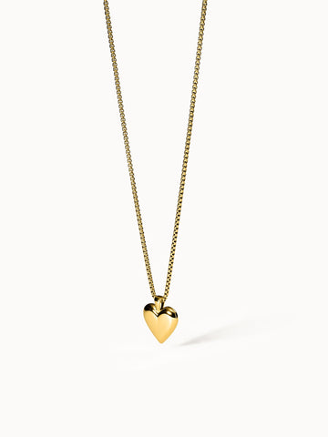 Goldene Herz-Kette von PURELEI, elegant und feminin, mit glänzendem Anhänger.
