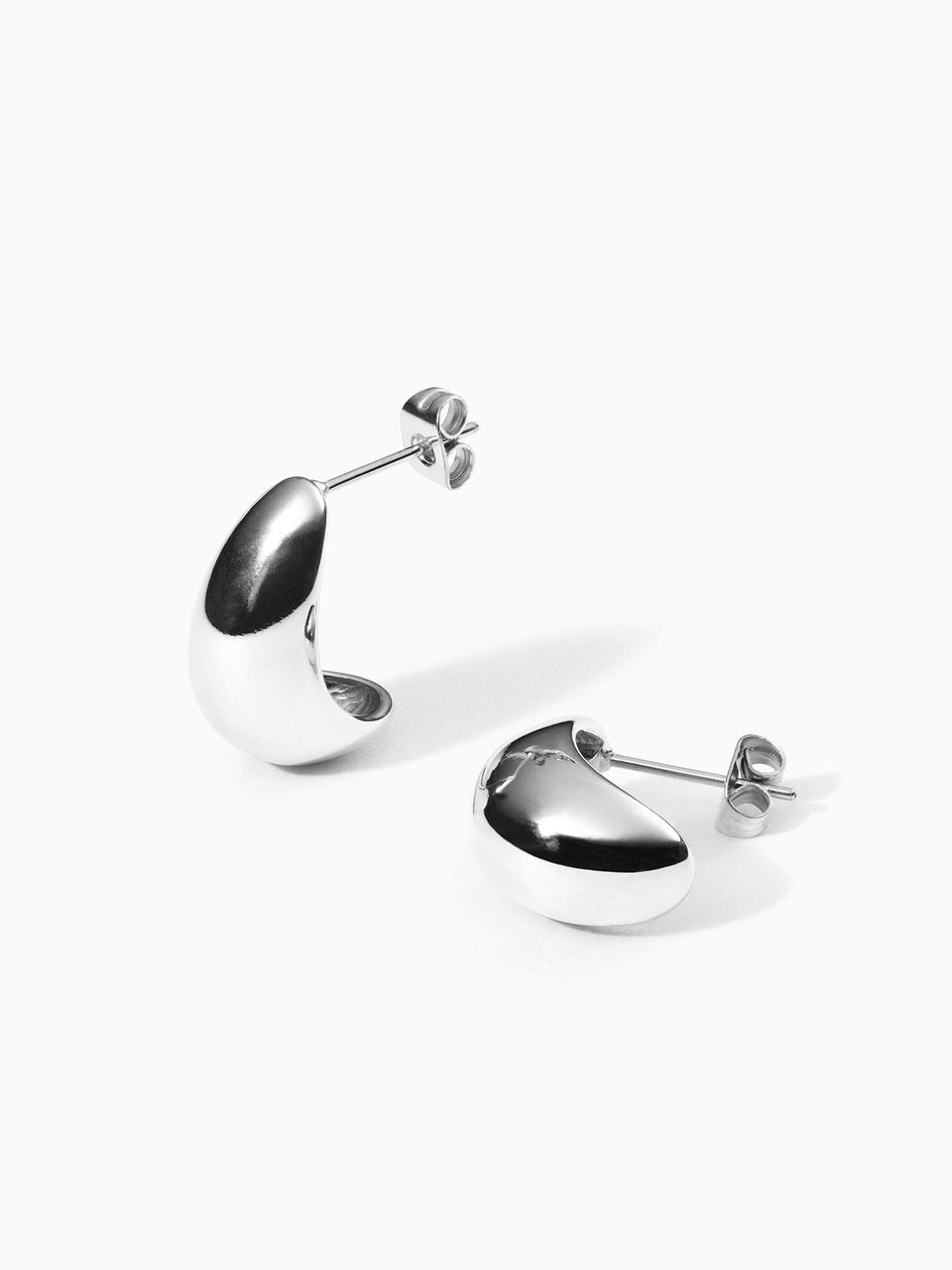 Big Drop Ohrringe aus nickelfreiem Silber mit glattem, glänzendem Finish, minimalistisch und elegant von PURELEI.