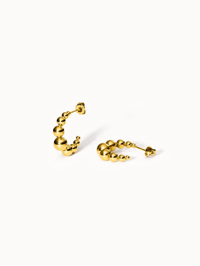 Goldene Creolen mit kugelförmigen Details von PURELEI, elegant und modern.