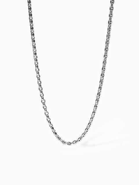 Silberne Kette mit glänzenden Gliedern, elegant und modern, von PURELEI.