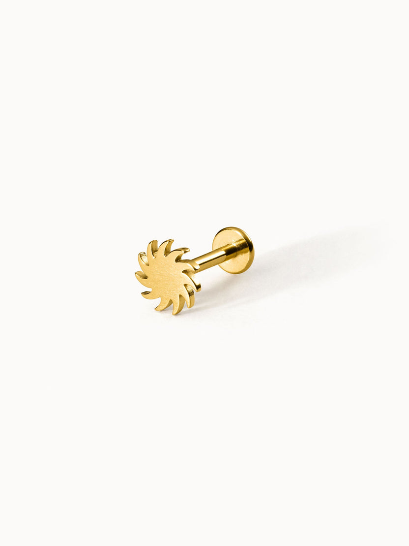Goldener Ohrring mit Sonnenmotiv von PURELEI, modern und elegant.
