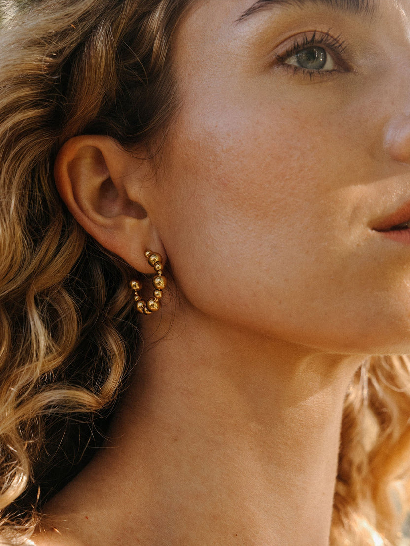 {"color":"Gold"}