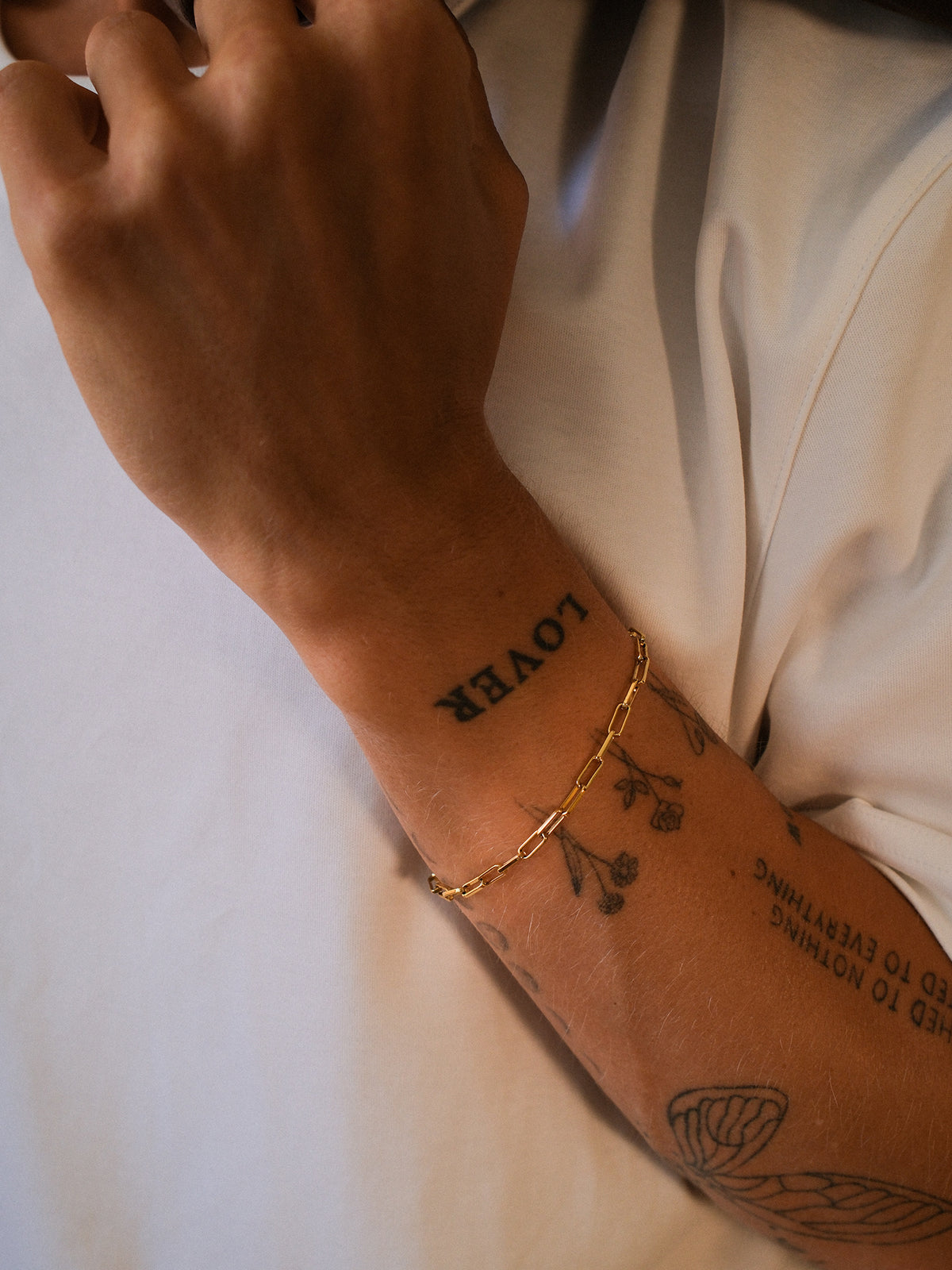 {"color":"Gold"}