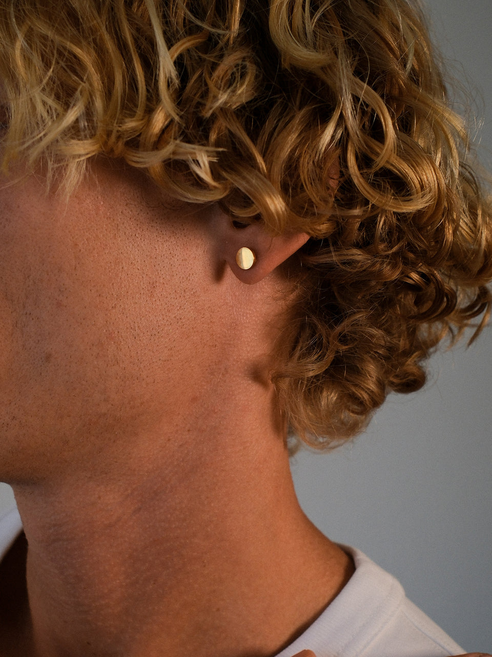 PURELEI Base Ohrring, runde goldene Edelstahl-Ohrstecker, minimalistisch, elegant und everyday-essential.