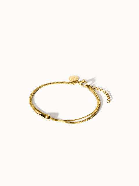 Mahina Club Dewdrop Armband von PURELEI, doppelreihiges 18K Gold-Armband mit Tropfen-Anhänger, elegant minimalistisch.