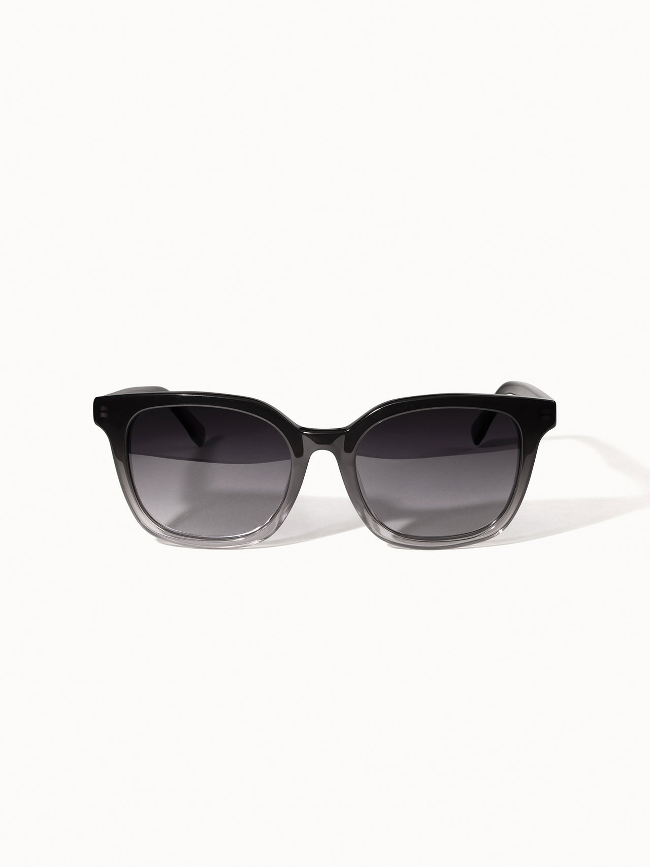 Into The Blue Sonnenbrille von PURELEI, grau-ombre Acetat mit dunklen Nylon-Gläsern, rechteckig, elegant und modern.