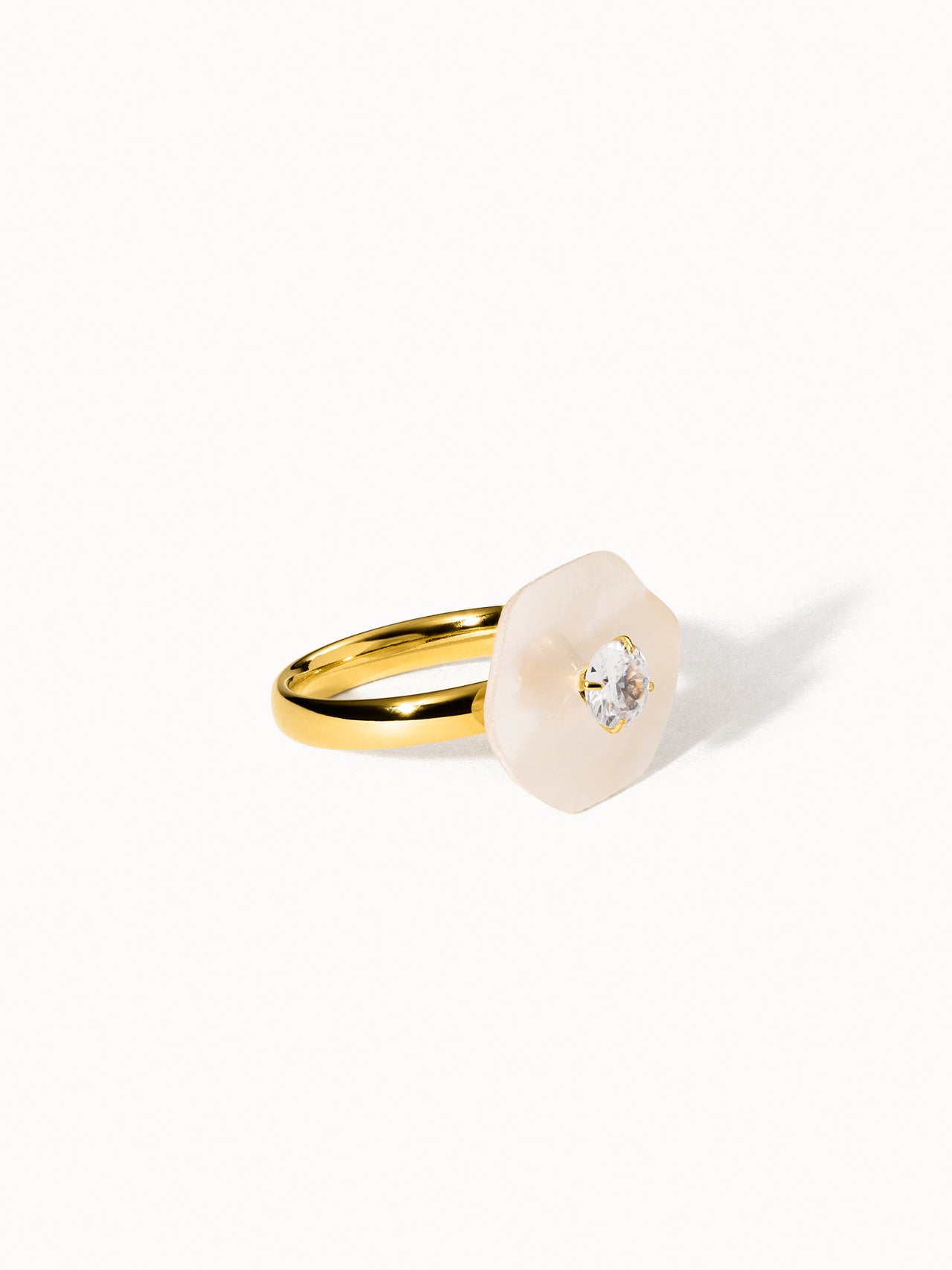 Allure Ring mit Stein aus 14K vergoldetem Edelstahl mit Perlmutt-Blüte und funkelndem Zirkonia von PURELEI.