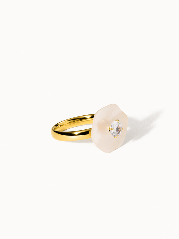 Allure Ring mit Stein aus 14K vergoldetem Edelstahl mit Perlmutt-Blüte und funkelndem Zirkonia von PURELEI.