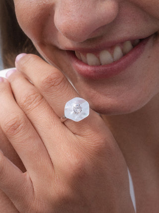 PURELEI Allure Ring mit Muschel-Blütenplatte und funkelndem Zirkonia, strahlt natürliche Eleganz und Leichtigkeit aus.