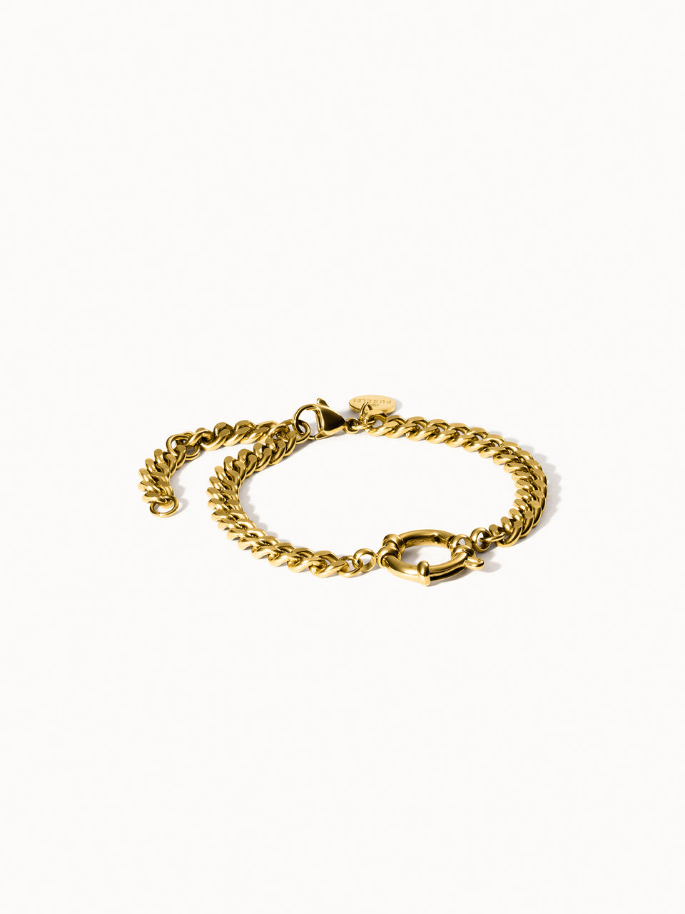 Bold Charm Armband von PURELEI, vergoldete Edelstahl-Panzerkette mit Charm-Verschluss, clean & elegant inszeniert.