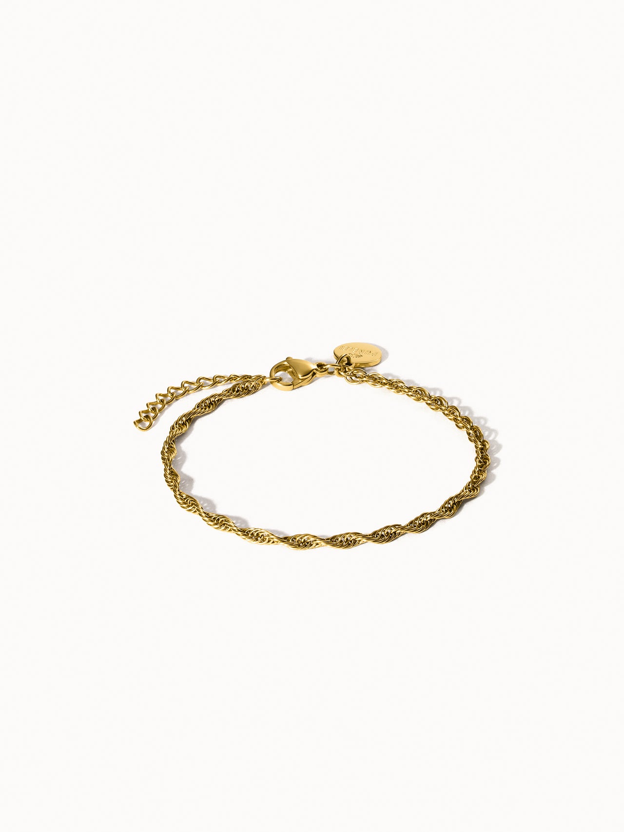 Feines, vergoldetes PURELEI Vintage Armband mit gedrehtem Design, elegant und zart auf hellem Hintergrund.