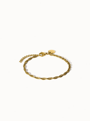 Feines, vergoldetes PURELEI Vintage Armband mit gedrehtem Design, elegant und zart auf hellem Hintergrund.