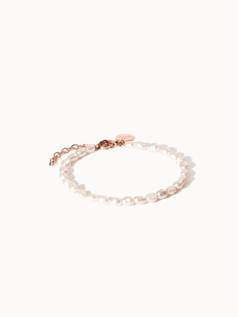 Pearlfection Perlenarmband mit natürlichen Süßwasserperlen und roségoldenem Verschluss, elegant und feminin von PURELEI.