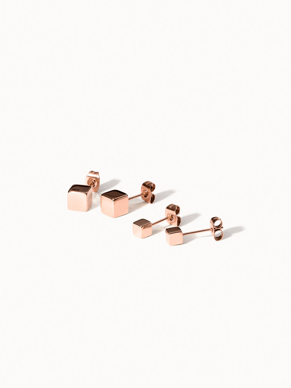 PURELEI Dice Ohrringe Set aus rosévergoldetem Edelstahl mit minimalistischem Würfeldesign, elegant und modern.