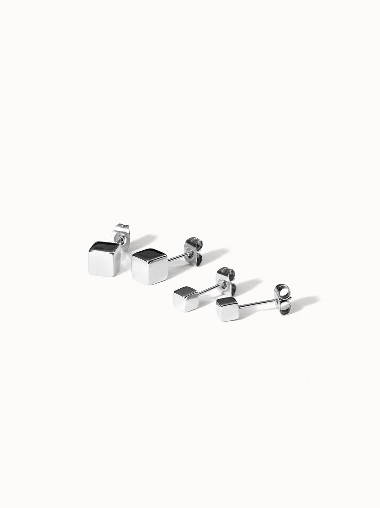 PURELEI Dice Ohrringe Set aus nickelfreiem Silber, minimalistische Würfel, clean und elegant inszeniert.