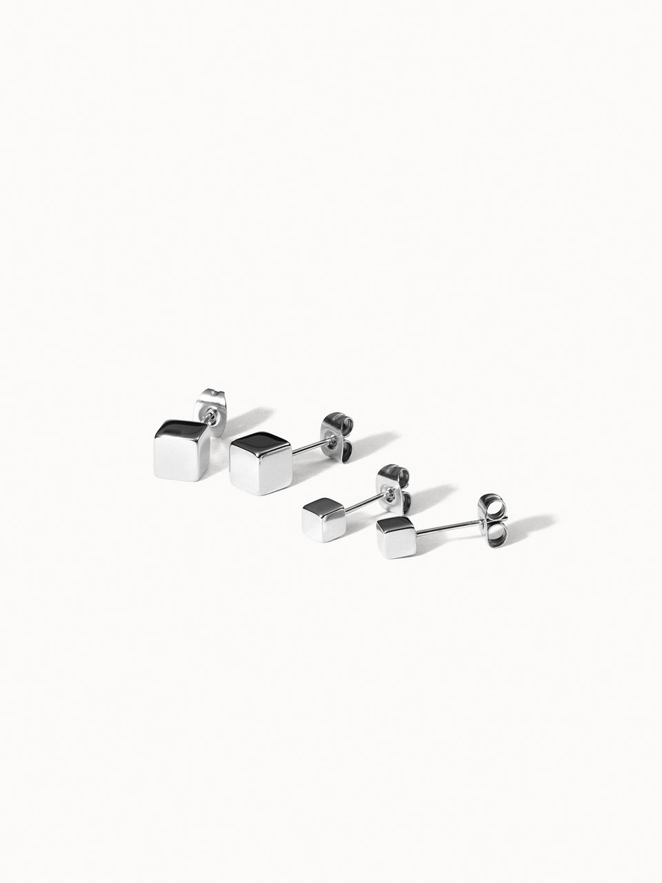 PURELEI Dice Ohrringe Set aus nickelfreiem Silber, minimalistische Würfel, clean und elegant inszeniert.