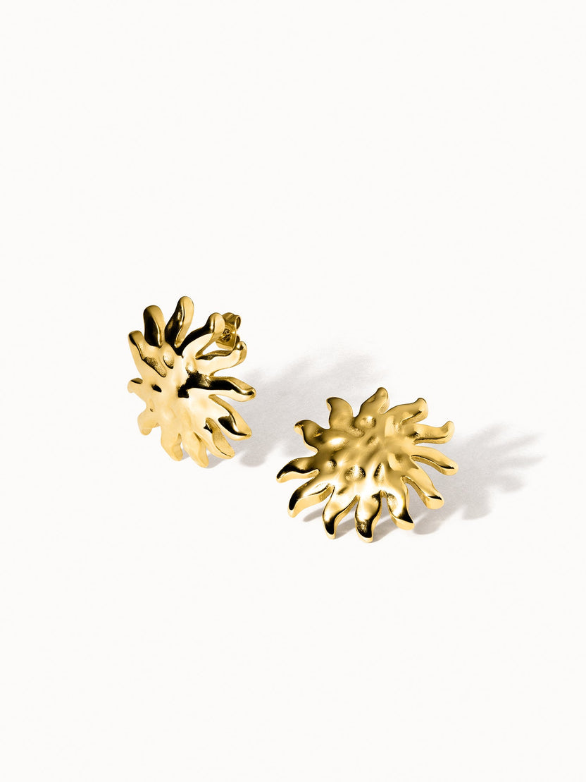 PURELEI Iconic Sun Ohrringe aus goldfarbenem Edelstahl mit strukturierter Sonnenform, elegant und nickelfrei.
