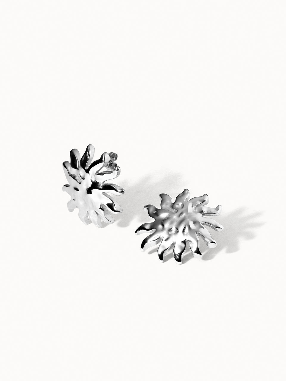PURELEI Iconic Sun Ohrringe aus nickelfreiem, silbernem Edelstahl mit strukturiertem Sonnenmotiv, elegant und zeitlos.
