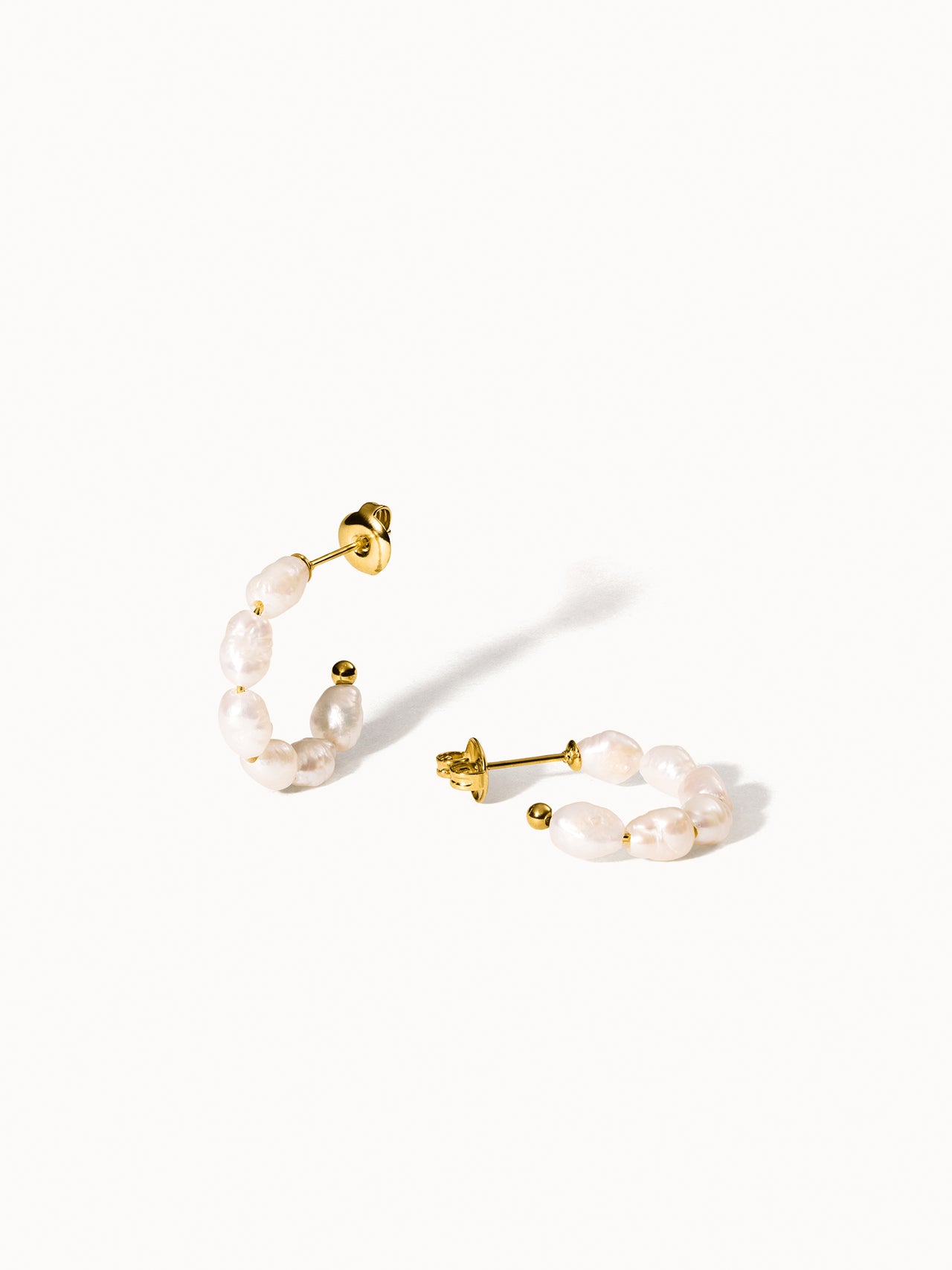 PURELEI Organic Pearl Perlenohrringe aus goldvergoldetem Edelstahl mit natürlichen Süßwasserperlen, elegant und feminin
