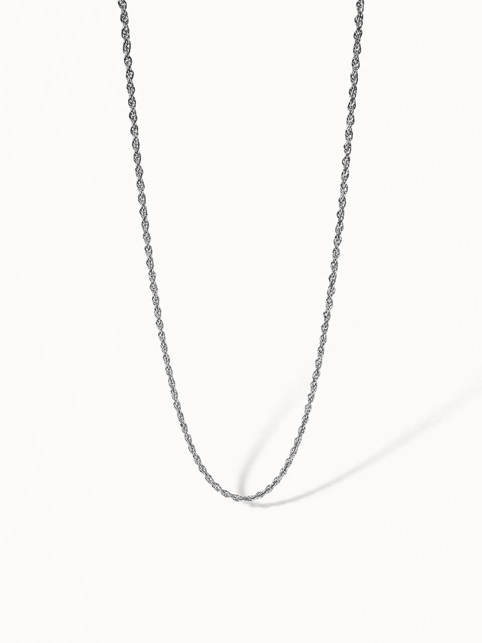 Feine PURELEI Fine Vintage Kette in nickelfreiem Silber mit gedrehtem Design, schlicht und elegant inszeniert.