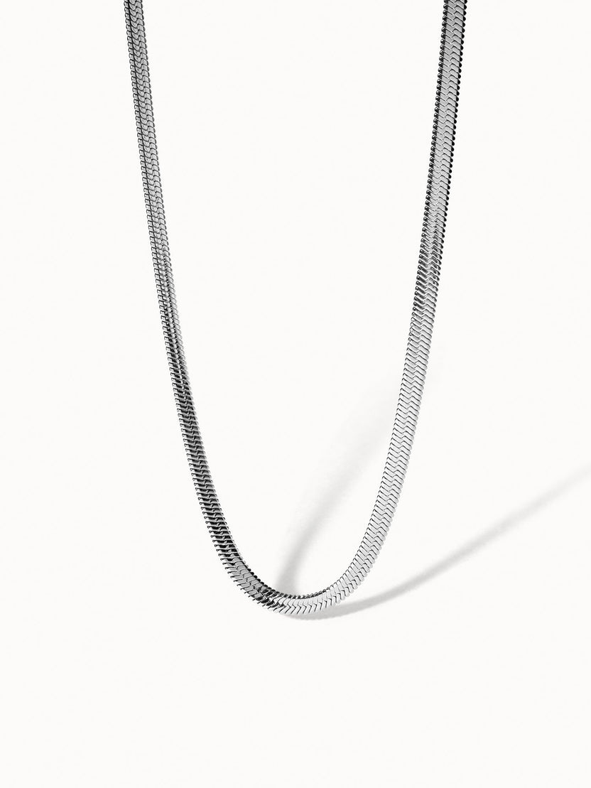 I'lalo Kette in silberner Edelstahl-Optik mit elegantem Schlangen-Design, PURELEI, clean & zeitlos.