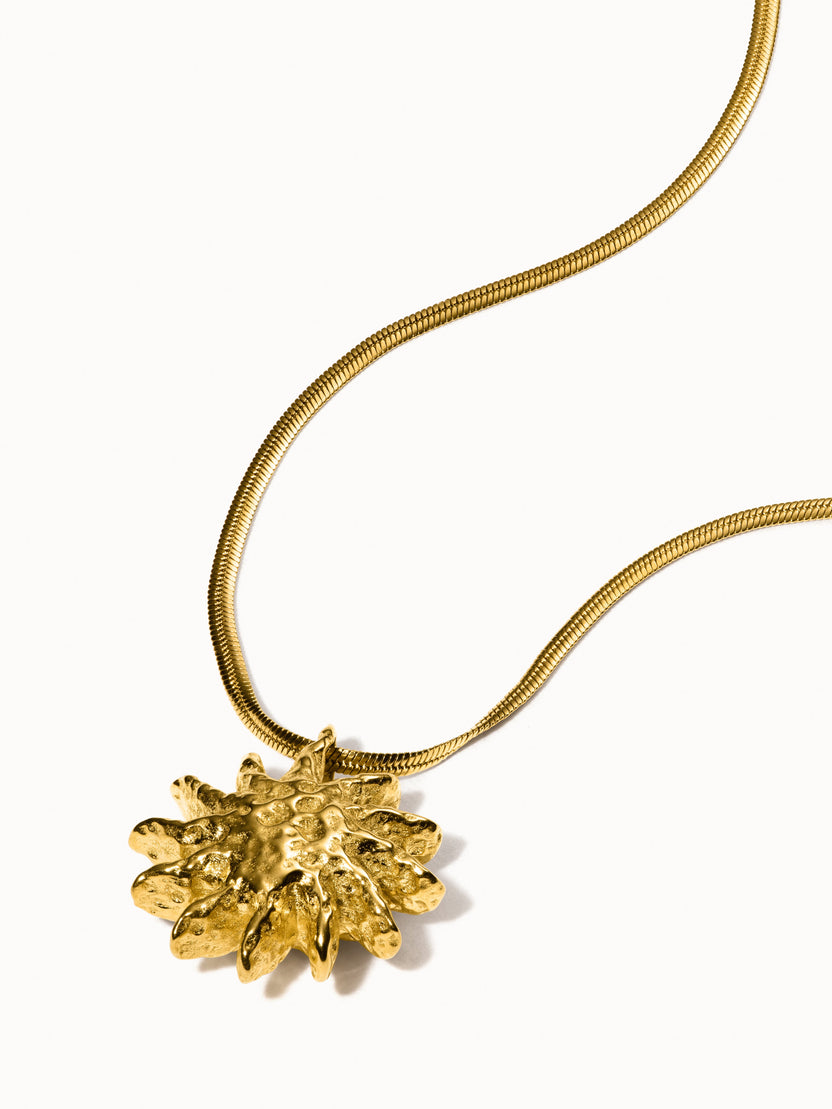Goldene Kette mit strukturiertem Anhänger von PURELEI, elegant und strahlend.
