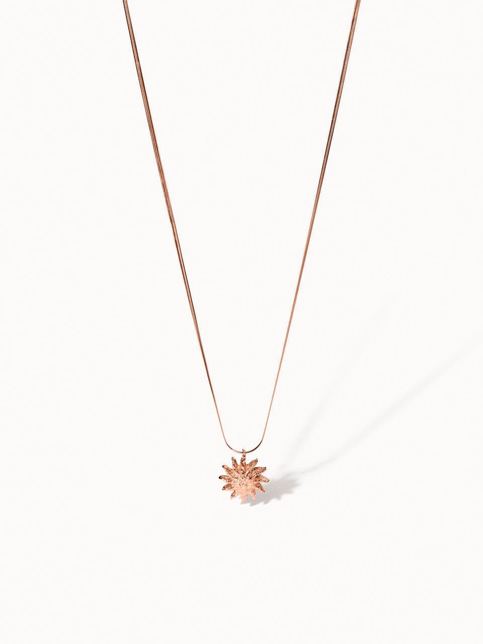 PURELEI Iconic Sun Kette in roségold mit filigraner Snake-Chain und strukturierter Sonnen-Anhänger, elegant und feminin