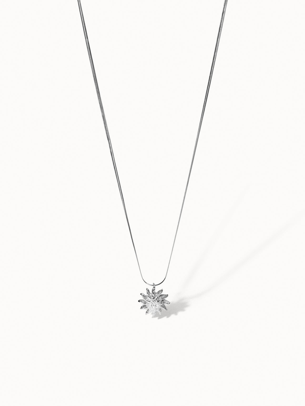 PURELEI Iconic Sun Kette in Silber mit filigranem Snake-Chain und strukturiertem Sonnenanhänger – elegant und feminin.