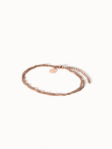 Authentisches Fußkettchen von PURELEI in Roségold, fein verflochten, elegant und nickelfrei getragen.