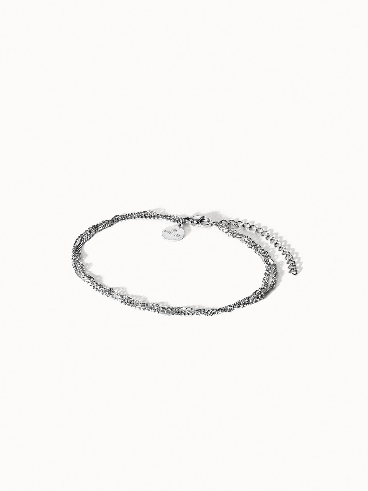 Authentisches PURELEI Fußkettchen in Silber, fein geflochten, nickelfrei und elegant minimalistisch präsentiert.