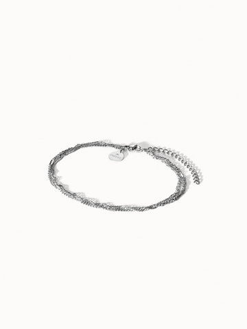 Authentisches PURELEI Fußkettchen in Silber, fein geflochten, nickelfrei und elegant minimalistisch präsentiert.