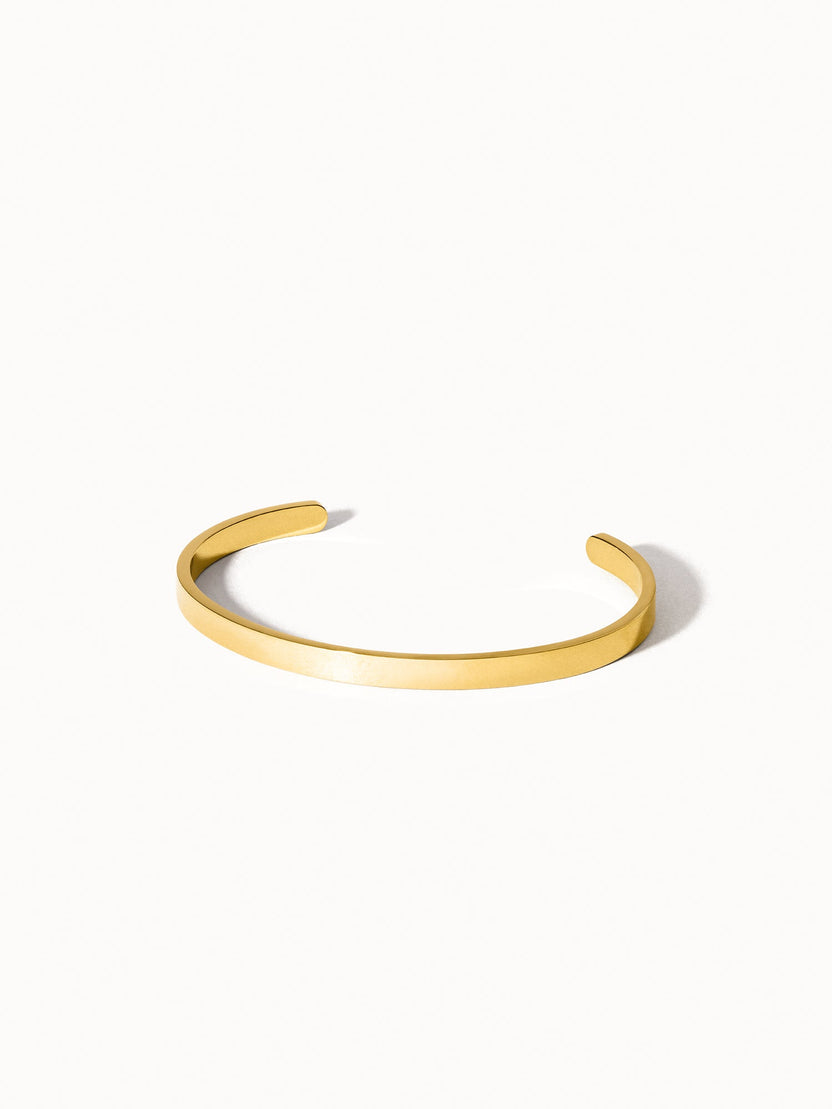 PURELEI Connection Armcuff aus goldfarbenem, nickelfreiem Metall, minimalistisch und elegant gestaltet, clean & edel.