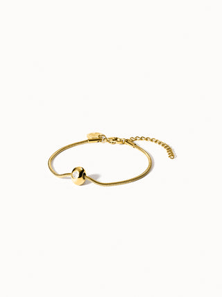PURELEI Embrace Beauty Armband aus goldfarbenem, nickelfreiem Metall mit rundem Schmuckelement, minimalistisch und elegant