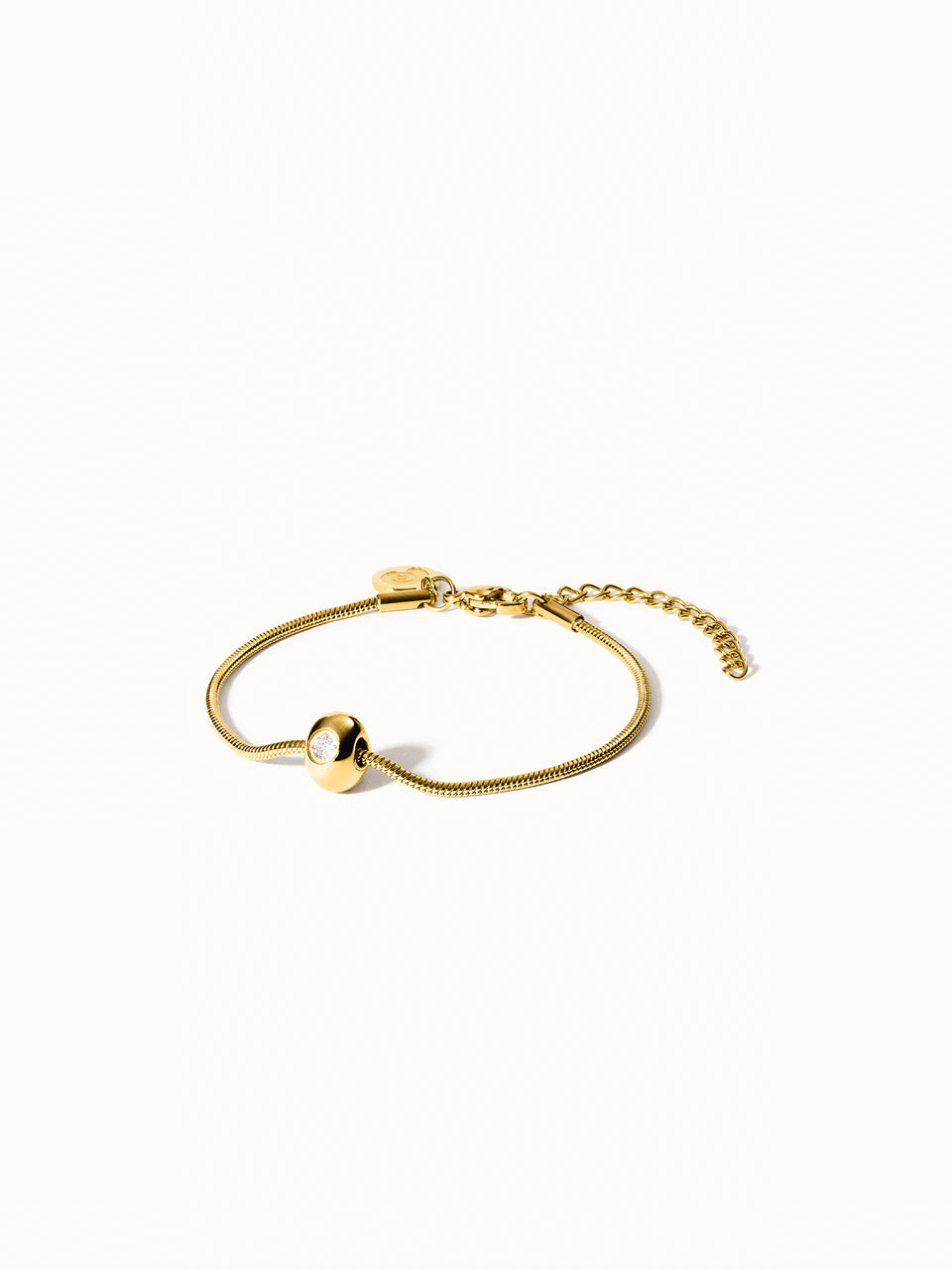 PURELEI Embrace Beauty Armband aus goldfarbenem, nickelfreiem Metall mit rundem Schmuckelement, minimalistisch und elegant