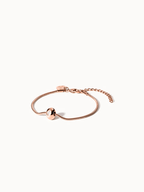 Embrace Beauty Armband von PURELEI in Roségold mit zartem Glanz, elegant und nickelfrei, auf hellem Hintergrund.