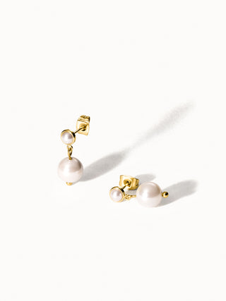 Create Memories Ohrringe mit goldfarbenem Metall und weißen Perlen, elegant und feminin, PURELEI Schmuck.