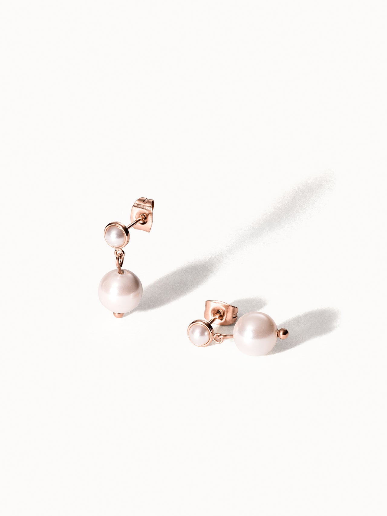 Create Memories Ohrringe aus roségoldenem Metall mit zarten Perlen, elegant und feminin von PURELEI.