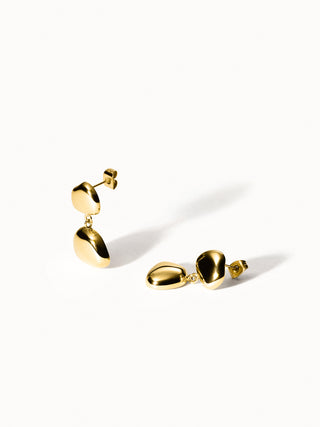 PURELEI Generosity Ohrringe aus gold glänzendem Metall mit organischem Design, elegant und feminin strahlend.